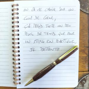 Stylo artisanal en bois de noyer