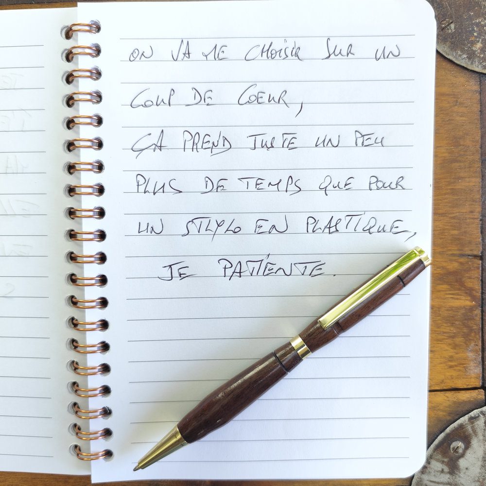 Stylo artisanal en bois de noyer