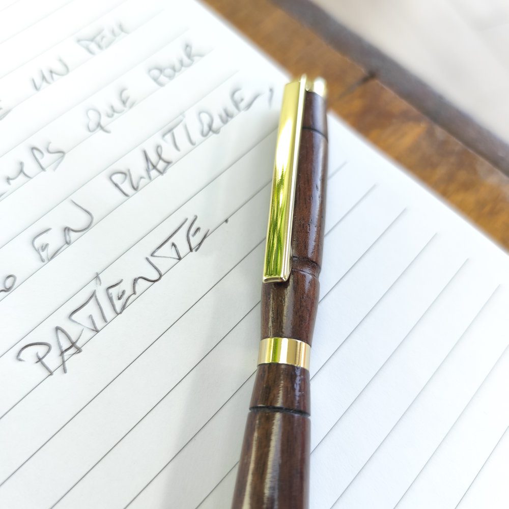 SN11- Stylo artisanal en bois de Noyer – Image 3