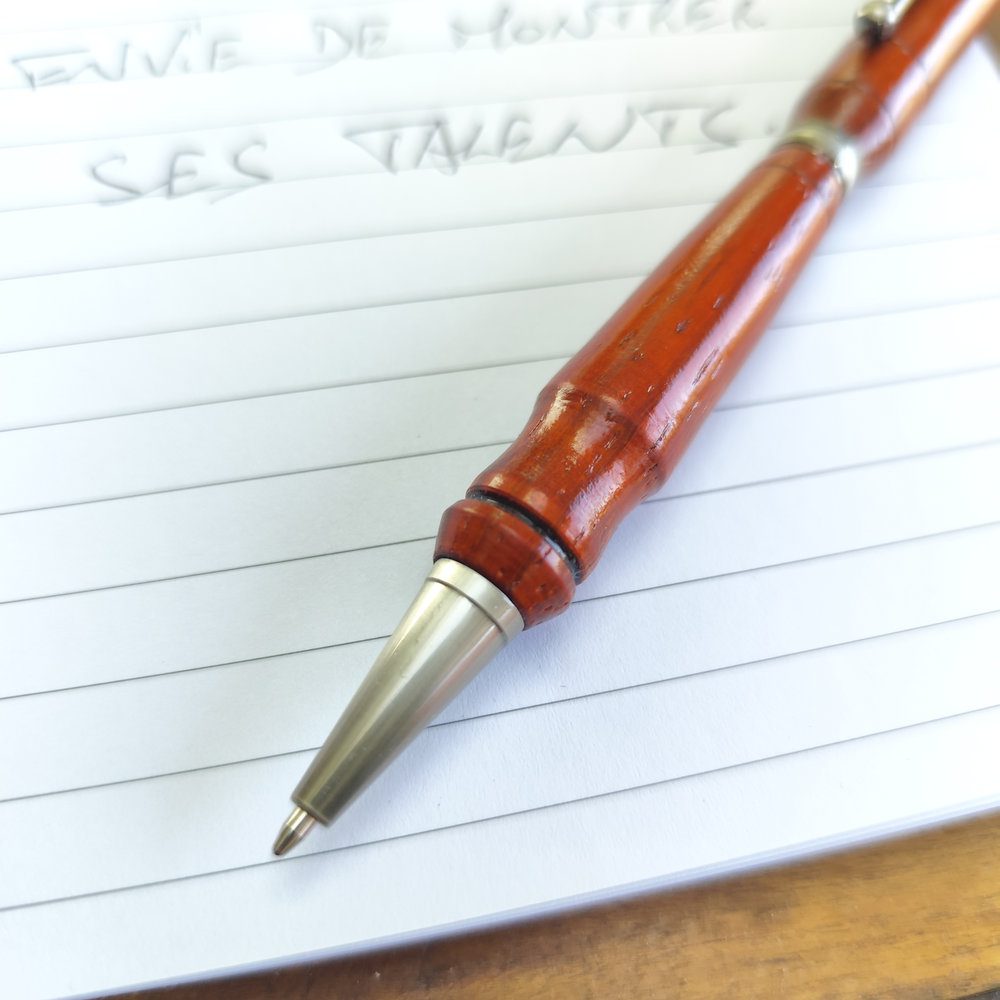 SP11- Stylo artisanal en bois de Padouk – Image 2
