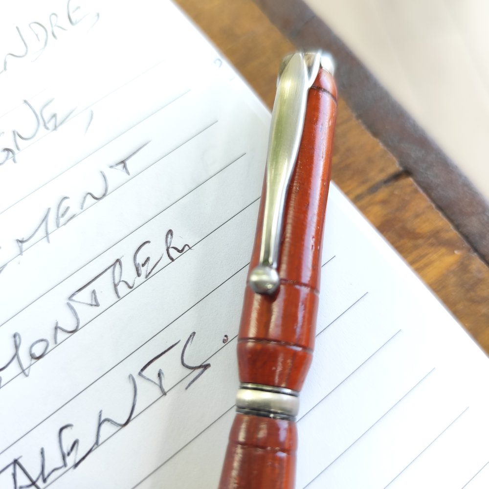 SP11- Stylo artisanal en bois de Padouk – Image 3