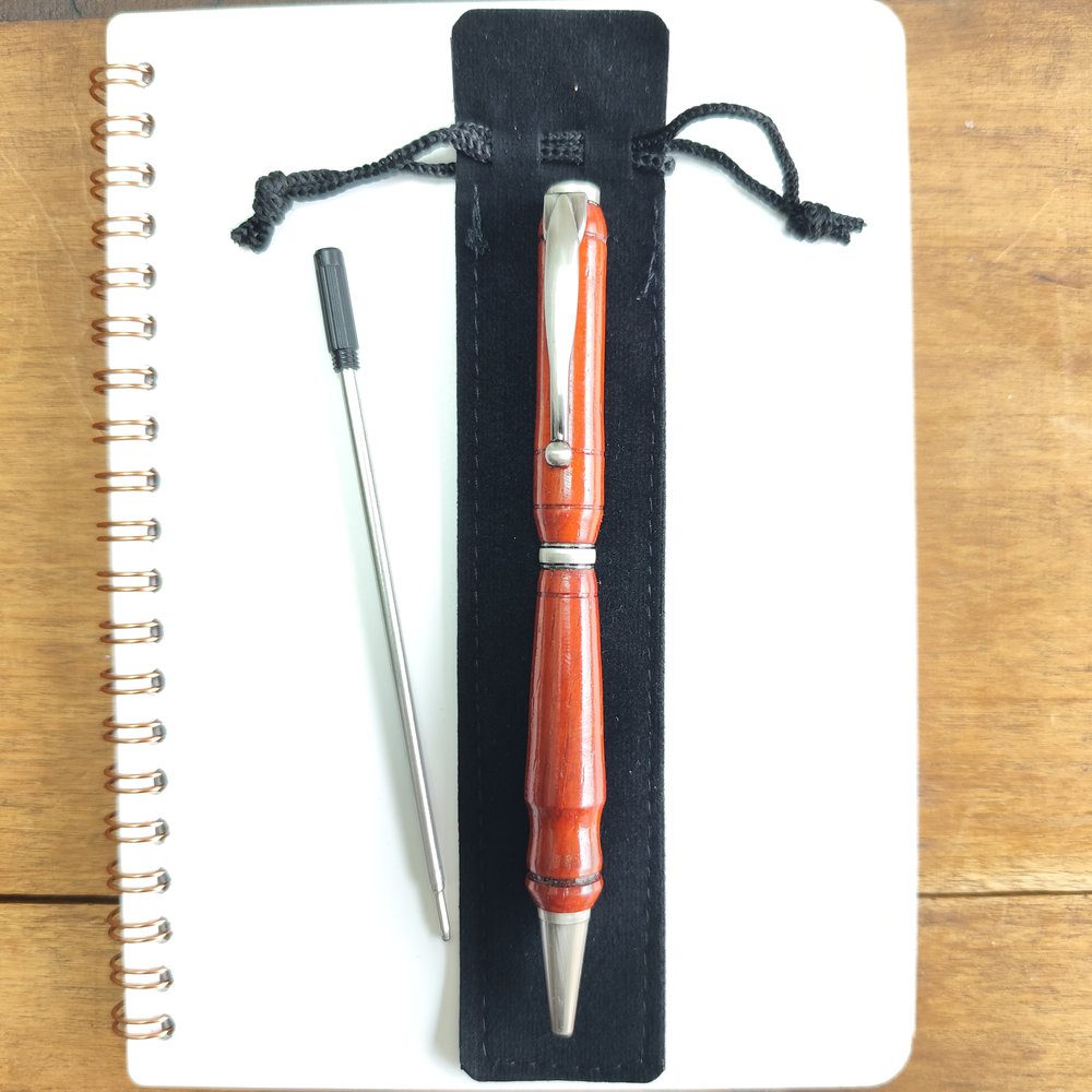 SP11- Stylo artisanal en bois de Padouk – Image 4