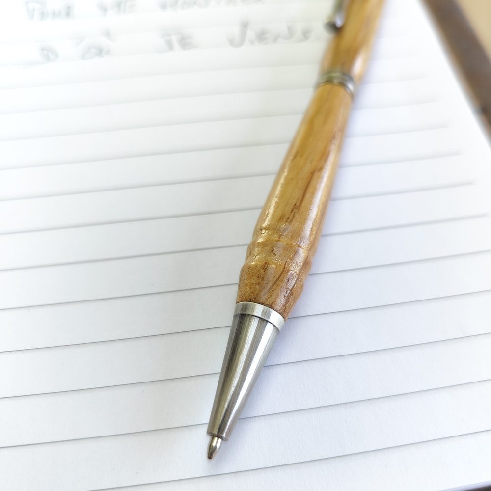 SC10- Stylo artisanal en bois de chêne – Image 2